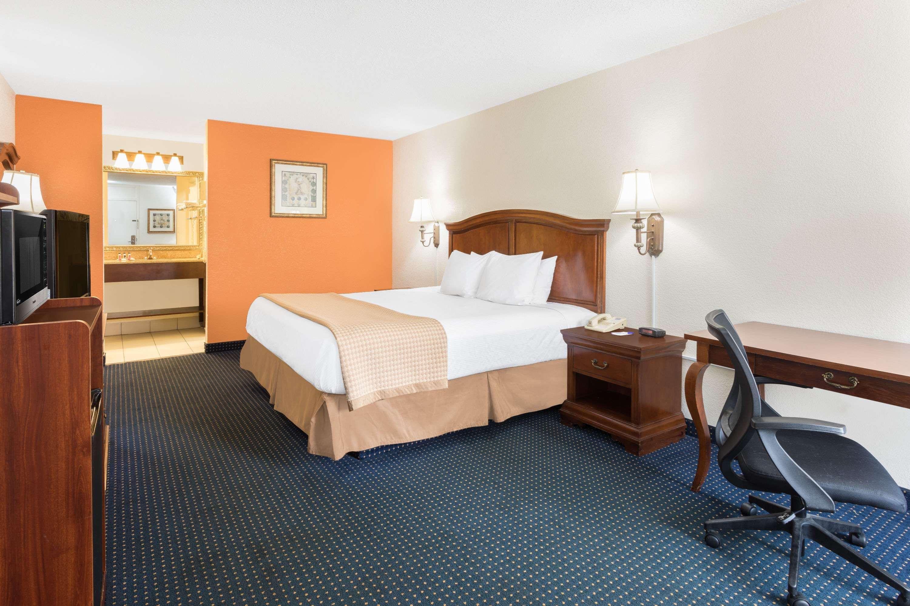 Hotel Baymont By Wyndham Rocky Mount I-95 Extérieur photo